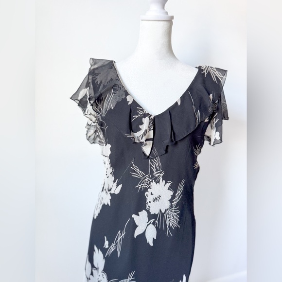 Dresses & Skirts - Vintage Floral Ruffle Black Dress